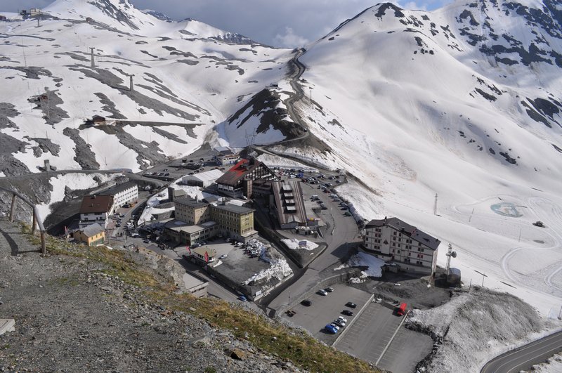 Pequena cidade no Passo dello Stelvio na Itália