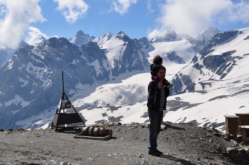 Passeio com criança na neve dos Alpes Orientais na Itália