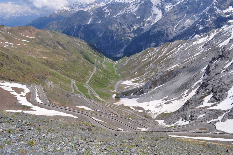 Estradas sinuosas nos Alpes Orientais na Itália