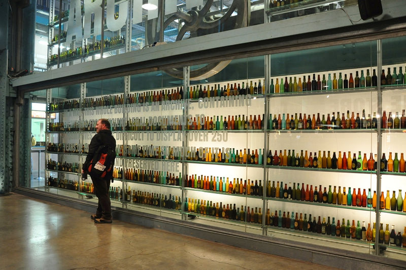 Guinness Storehouse, a Fábrica da Guinness em Dublin na Irlanda - Garrafas da cerveja colorida