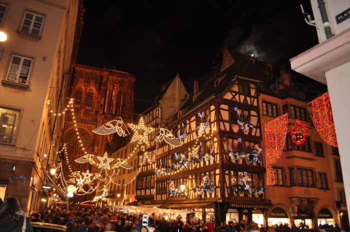 Feira de Natal Strasbourg França - Muita, mas muita gente - Catedral ao fundo