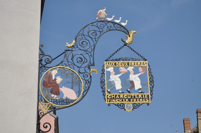 Os letreiros das lojas da cidade de Colmar são lindos