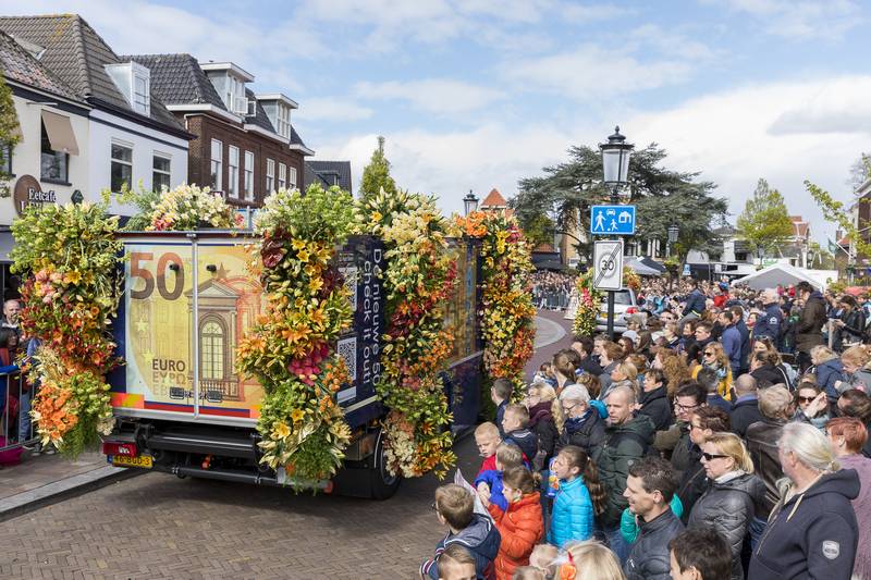 Desfile das flores que passa no parque Keukenhof