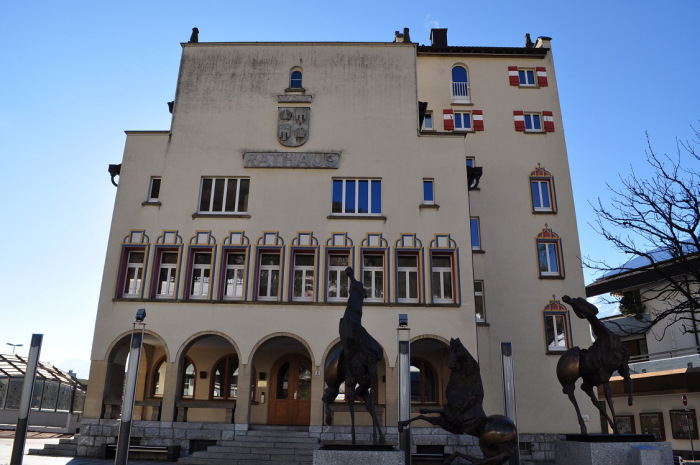 Roteiro de viagem para o Principado de Liechtenstein - Prédio da prefeitura com os seus cavalos.