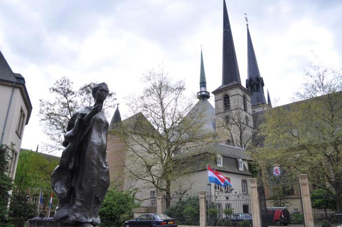 Place Clairefontaine and the sculpture of Grand Duchess Charlotte