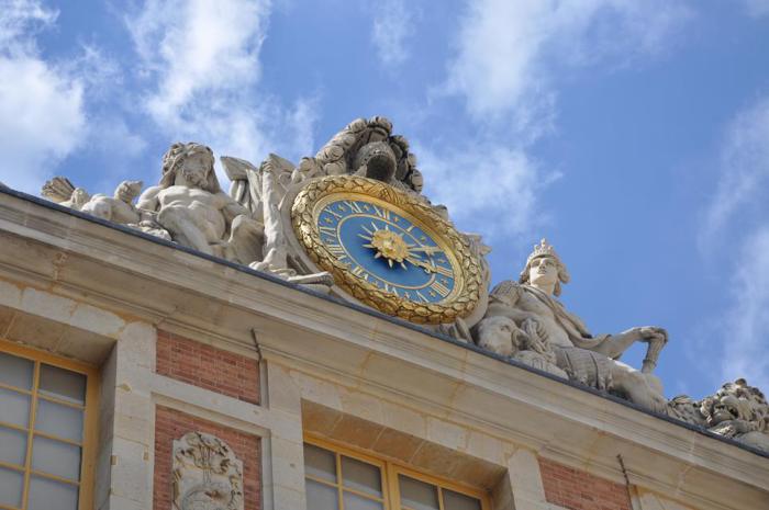 Roteiro de viagem para o Château de Versailles na França - Relógio na fachada