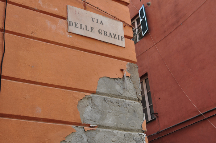 Roteiro com o que fazer em Gênova na Itália - Vielas com igrejas e casas históricas
