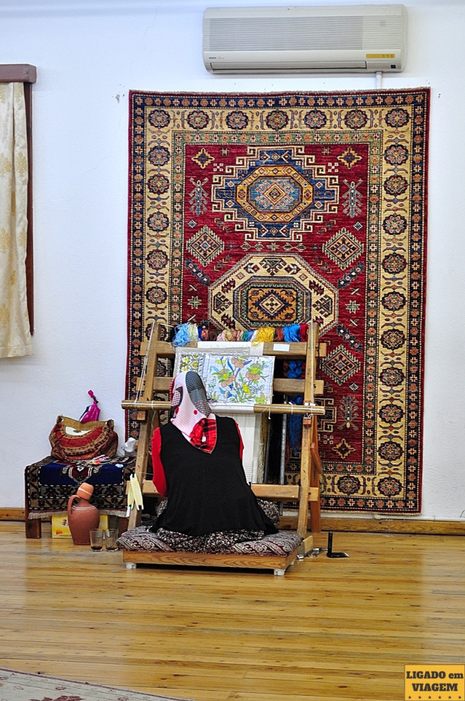 Mais uma trabalhadora - Visita a fábrica de tapetes de seda na Capadócia, Turquia