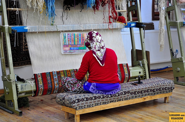 Detalhe das mulheres confeccionando tapetes - Visita a fábrica de tapetes de seda na Capadócia, Turquia