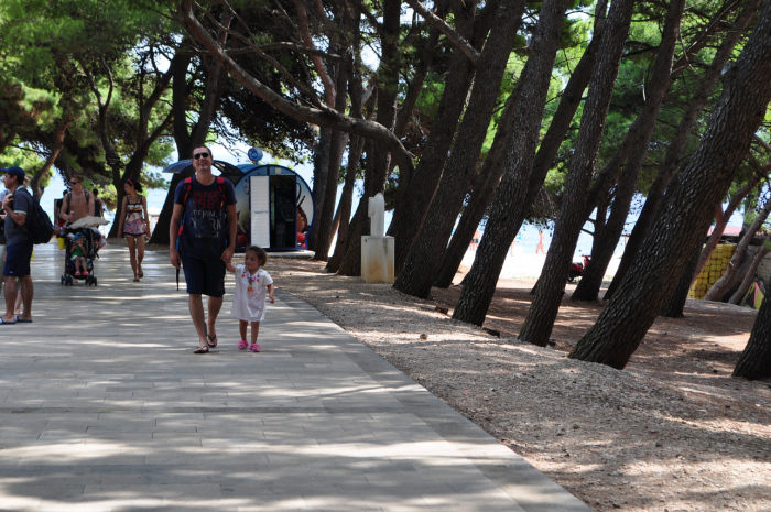 Praia de Zlatni Rat na ilha de Brač em Bol perto da ilha de Hvar na Croácia