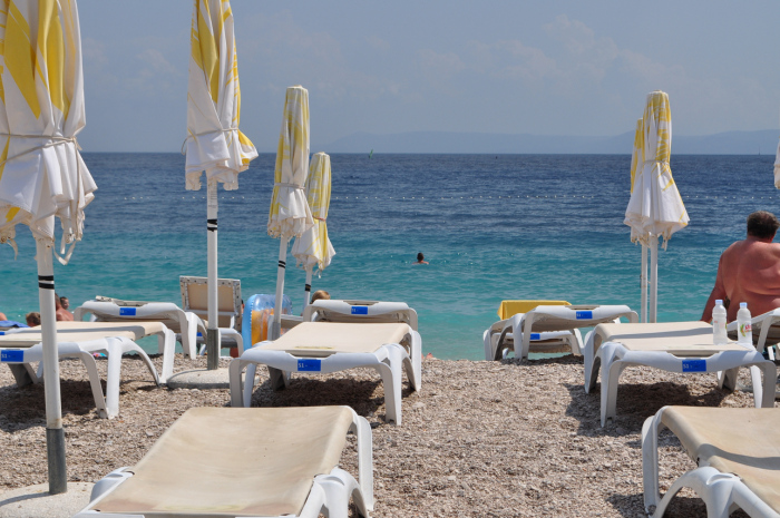 Praia de Zlatni Rat na ilha de Brač em Bol perto da ilha de Hvar na Croácia