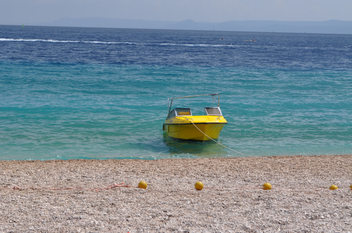 Praia de Zlatni Rat na ilha de Brač em Bol perto da ilha de Hvar na Croácia