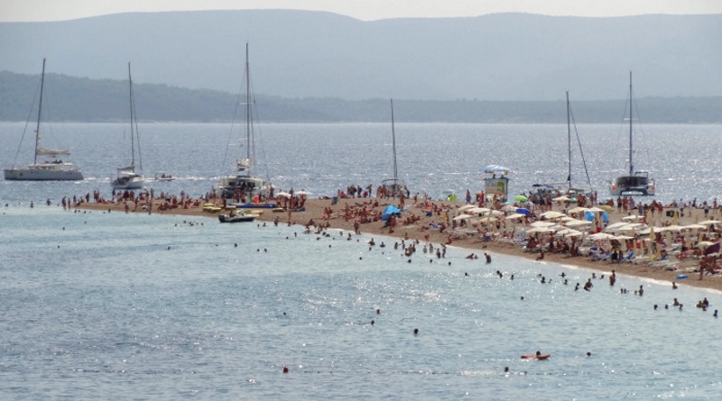 Verão na Europa - Praia de Zlatni Rat, na ilha de Brač em Bol