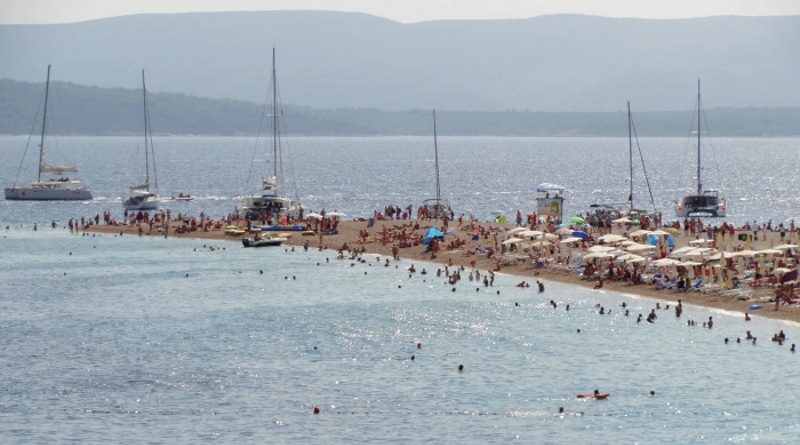 Praia de Zlatni Rat na ilha de Brač em Bol perto da ilha de Hvar na Croácia