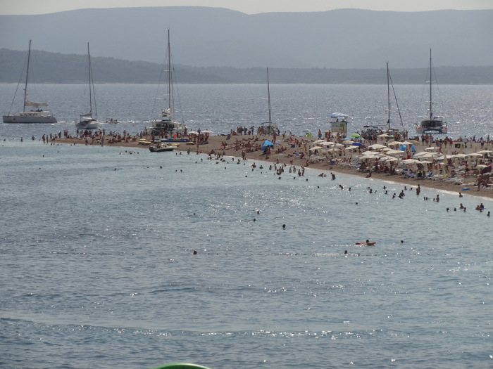 Praia de Zlatni Rat na ilha de Brač em Bol perto da ilha de Hvar na Croácia