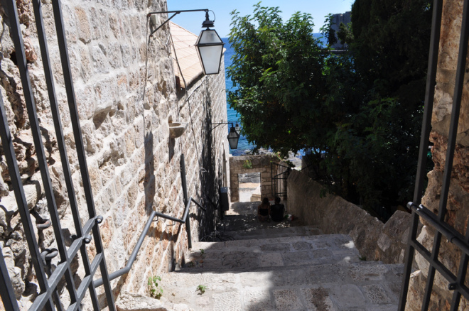 Roteiro na península de Babin Kuk em Dubrovnik na Croácia - Entradinha de um dos pedaços da praia pública em Dubrovnik