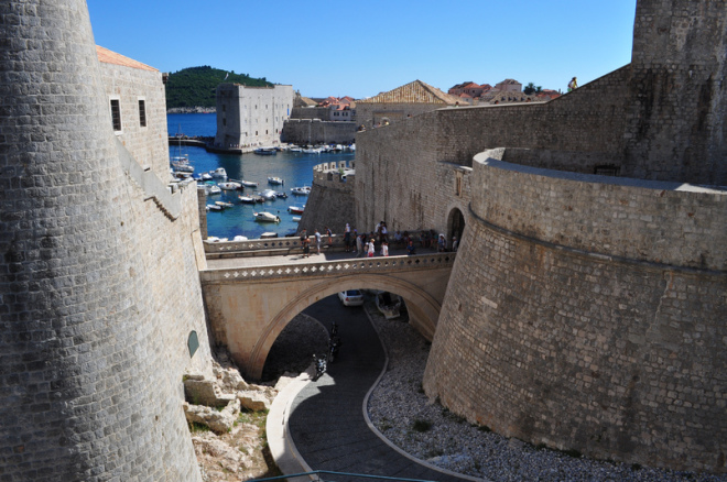 Passeio de Cable Car ("bondinho") em Dubrovnik na Croácia - No caminho para o cable car.