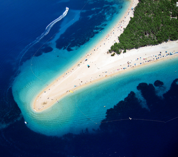 Praia de Zlatni Rat na ilha de Brač em Bol, Croácia