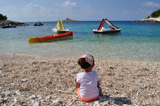 Verão na Europa - Praia de Mustačo em Hvar