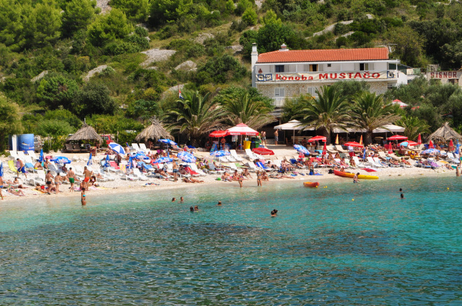 Verão na Europa - Praia de Mustačo em Hvar