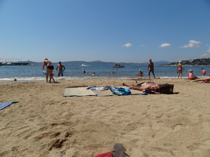 Praia com criança - Praia de areia grossa em Sainte Maxime na Riviera Francesa