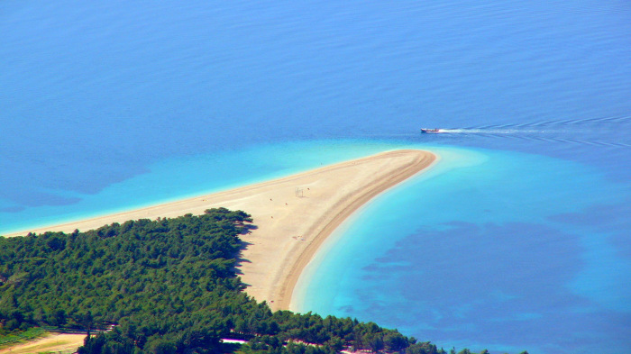 Praia de Zlatni Rat na ilha de Brač em Bol, Croácia