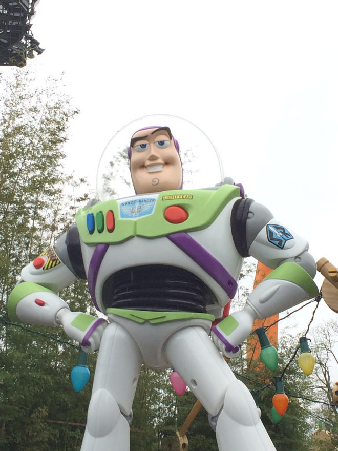 Tudo sobre nossa viagem para Disneyland Paris - Buzz Lightyear guardando entrada da Toon Studio