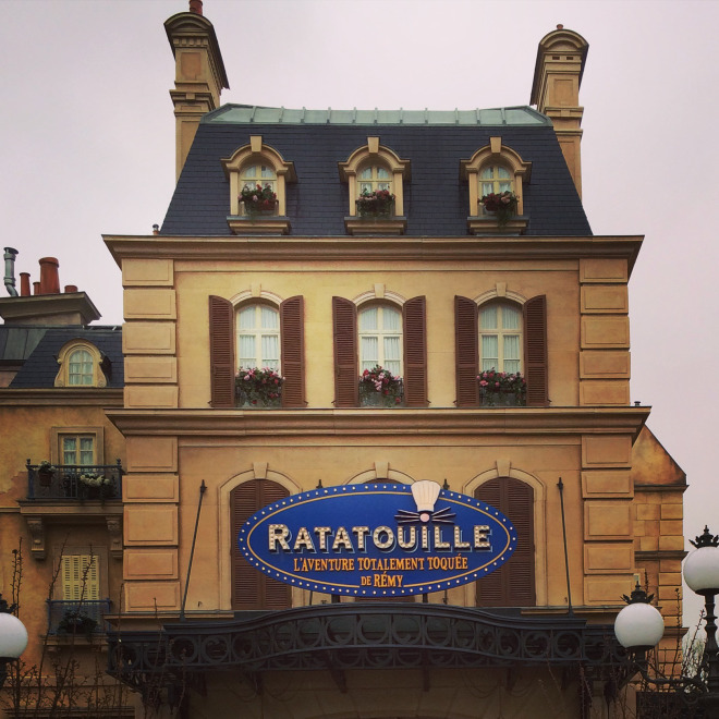 Tudo sobre nossa viagem para Disneyland Paris - Entrada o restaurante, quer dizer, do brinquedo