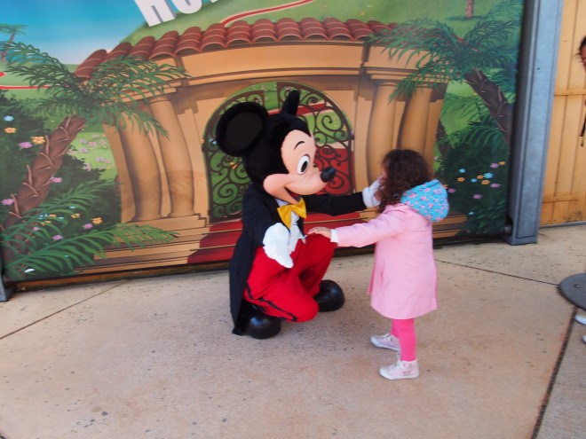 Tudo sobre nossa viagem para Disneyland Paris - Nossa pequena fazendo novas amizades