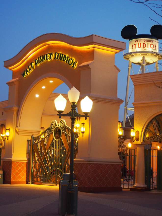 Tudo sobre nossa viagem para Disneyland Paris - Detalhe dos portões da Walt Disney Studios
