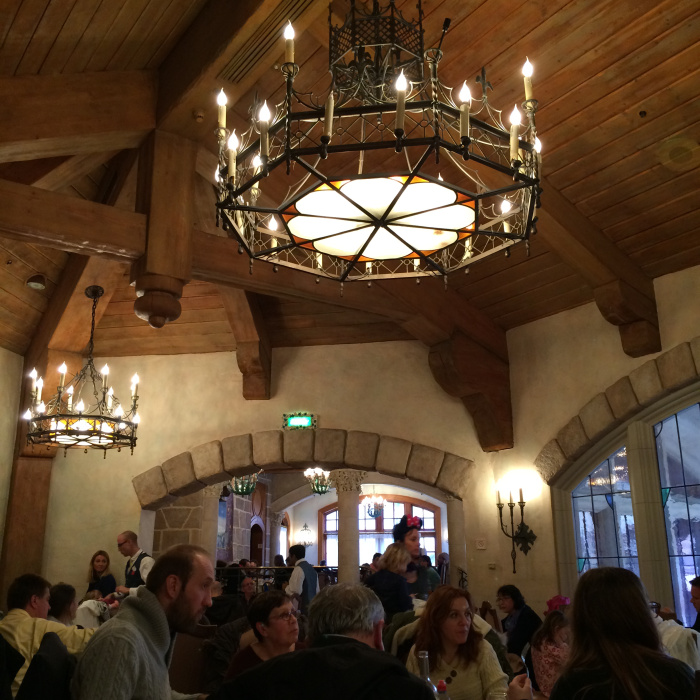 Almoço com princesas no Auberge de Cendrillon na Disneyland Paris - O restaurante simula ambientes veríamos num conto de fada