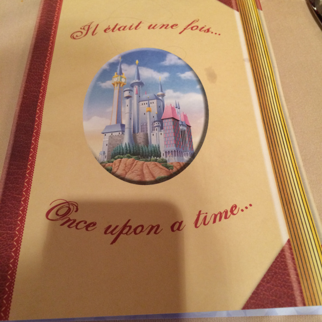 Almoço com princesas no Auberge de Cendrillon na Disneyland Paris - Menu em inglês e francês