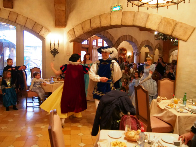 Almoço com princesas no Auberge de Cendrillon na Disneyland Paris - O show é rápido e muito bonito