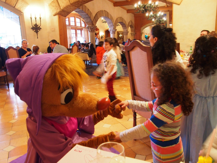 Almoço com princesas no Auberge de Cendrillon na Disneyland Paris - Perla e nossa pequena