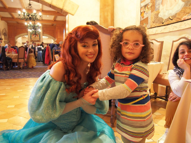 Almoço com princesas no Auberge de Cendrillon na Disneyland Paris - Ariel, versão princesa, sem a cauda de sereia