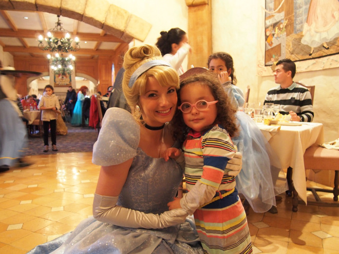 Almoço com princesas no Auberge de Cendrillon na Disneyland Paris - Nossa pequena e a dona da casa, a Cinderela