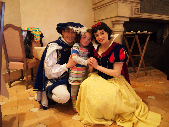Almoço com princesas no Auberge de Cendrillon na Disneyland Paris - A Branca de Neve, seu Príncipe (que foi um amor) e nossa pequenina