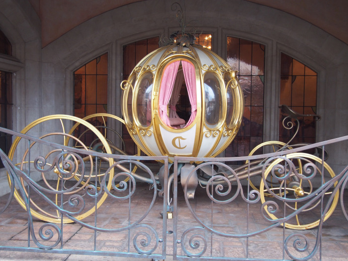 Almoço com princesas no Auberge de Cendrillon na Disneyland Paris - Não, não foi esse o carrinho que estacionamos, mas poderia ser né...