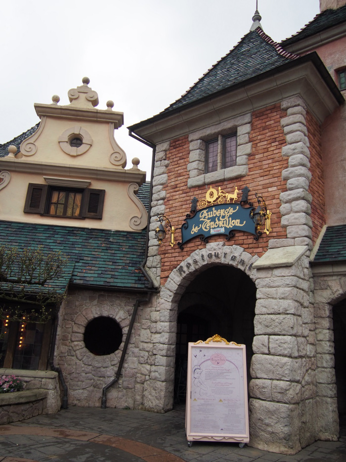 Almoço com princesas no Auberge de Cendrillon na Disneyland Paris - Já entramos no clima na entrada do restaurante