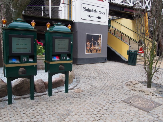 Máquinas para compra dos bilhetes das atracoes no Tivoli Park em Compenhagen, Dinamarca