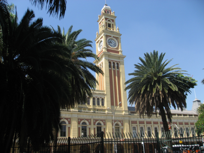 Fachada da estação da Luz com o relógio semelhante ao Big Ben