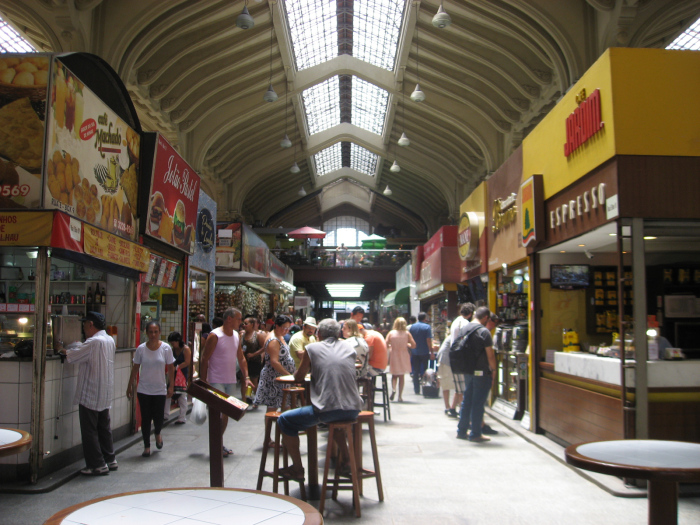 Corredores de barracas no Mercadão do Centro de São Paulo