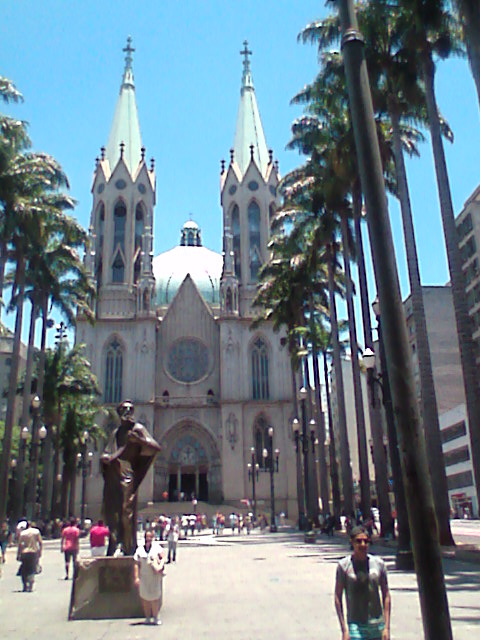 Catedral da Sé e a estátua de São Paulo