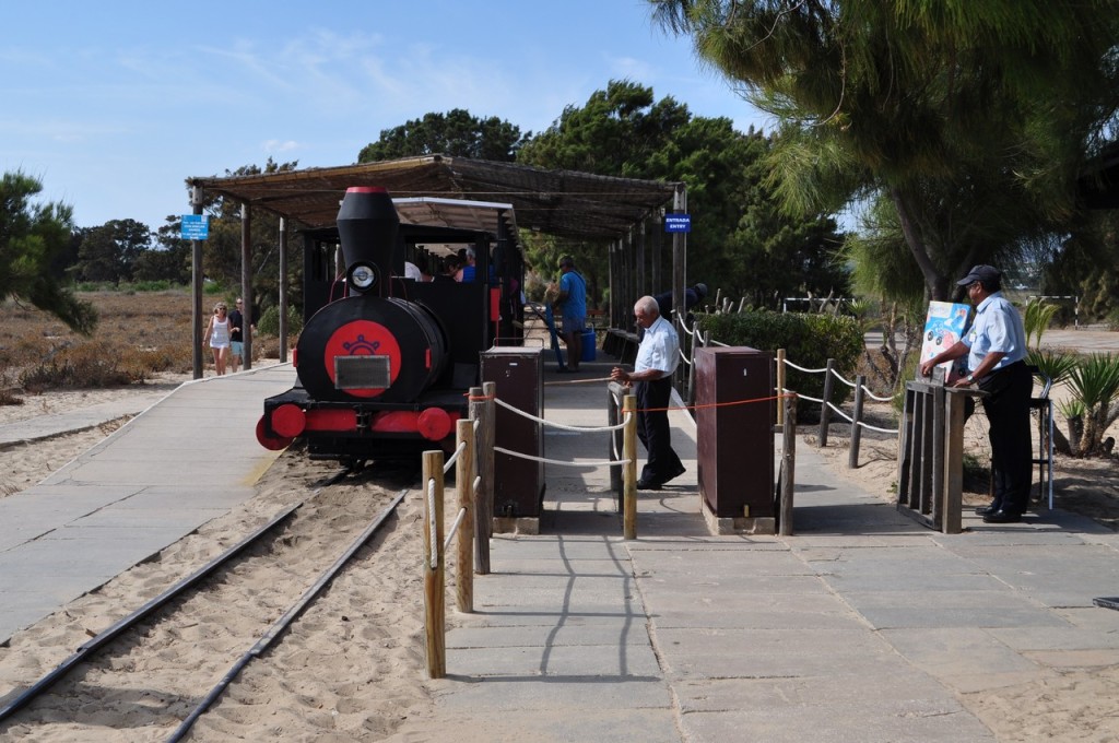 Pequeno trem em Portugal - Praia do Barril em Tavira