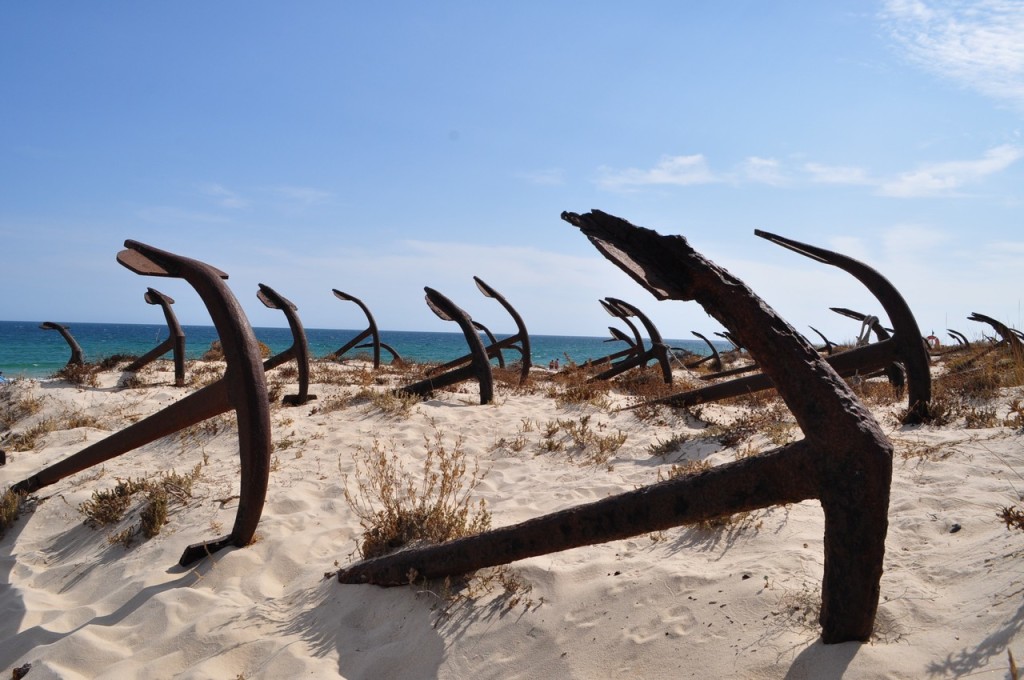 Âncoras de navios pesqueiros deixados na Praia do Barril em Tavira, Portugal