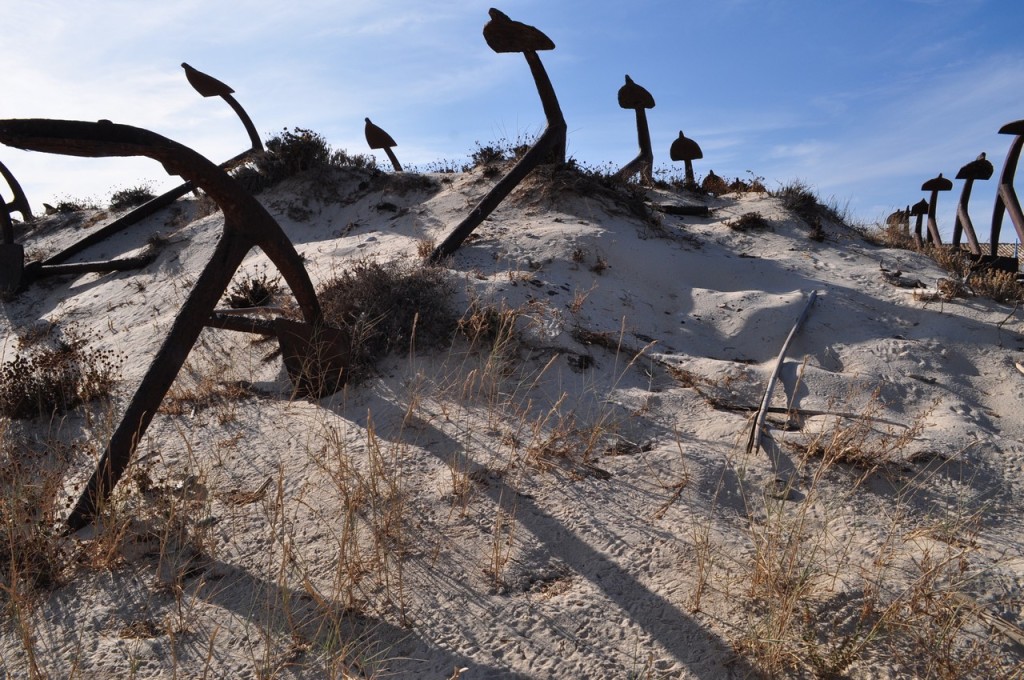 Âncoras de navios pesqueiros deixados na Praia do Barril em Tavira, Portugal