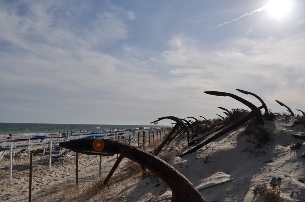 Âncoras de navios pesqueiros deixados na Praia do Barril em Tavira, Portugal