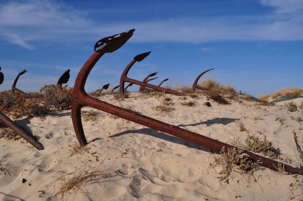 Âncoras de navios pesqueiros deixados na Praia do Barril em Tavira, Portugal