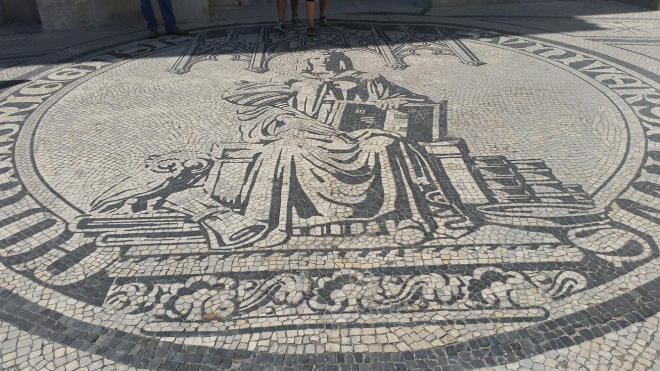 Roteiro de 2 semanas em Portugal - Ladrilho de frente do Hotel de Coimbra