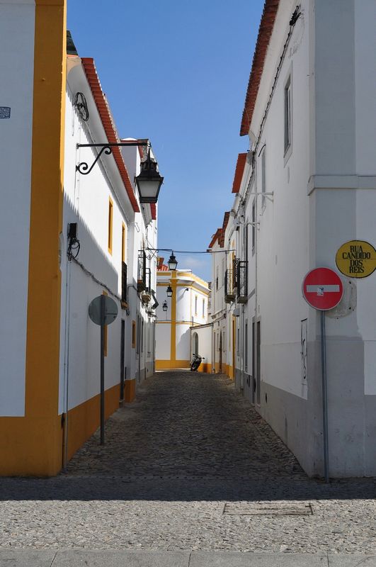 Cidade histórica murada de Évora em Portugal